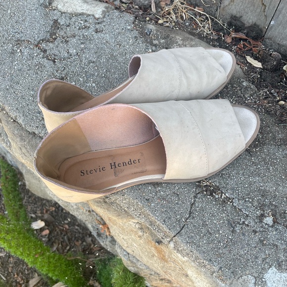 Stevie Hender Women's Tan Mules - Picture 3 of 6